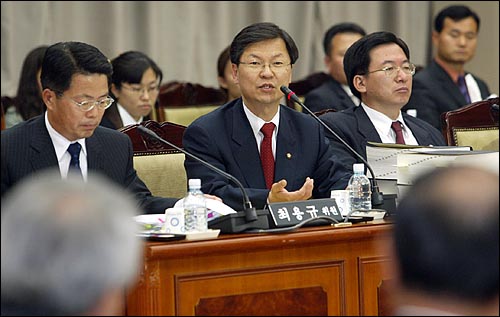 19일 대검찰청에 대한 국회 법사위원회의 국정감사에서 천정배 열린우리당 의원이 질의하고 있다. 